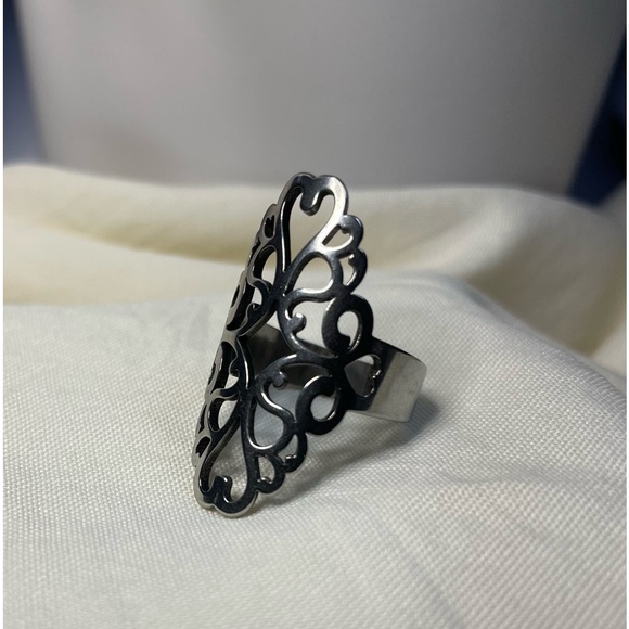 NWT, STAINLESS STEEL Silver láser Cut Pattern Woman ring , Size 6.5 - Picture 7 of 17
